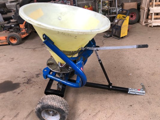 Saleuse de voirie COSMO 180 trainée - 1