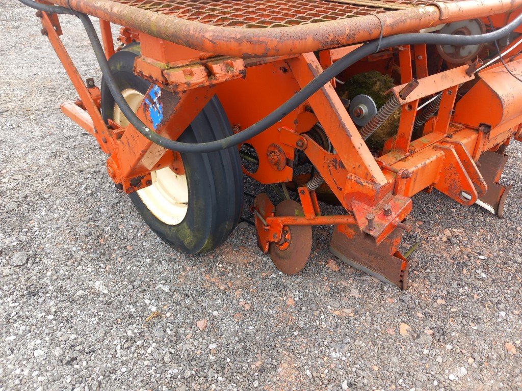 Planteuse de pommes de terre Gregoire Besson 2 rangs à courroie à vendre,  2000 EUR, 1990 - Agriaffaires